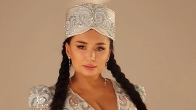 Мадина Садвакасова покрасовалась в эффектном наряде, сшитом в национальном стиле (видео)