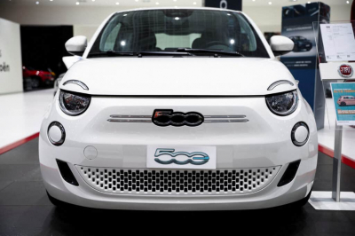 Акции Stellantis снизились после новости об остановке сборки e-Fiat 500