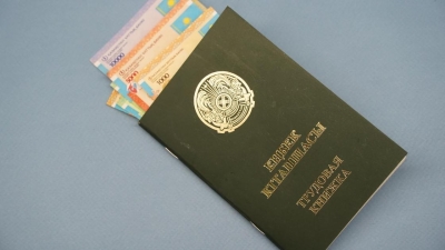 Какие зарплаты получали казахстанцы в марте