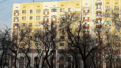 &quot;Страшно домой заходить&quot;: 10 семей из Атырау вынуждены жить в аварийном доме (видео)