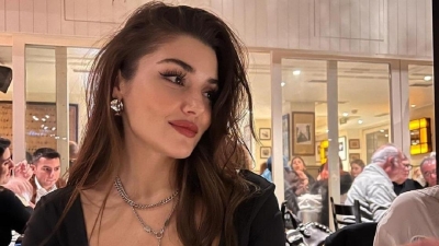 "Непревзойденная красота": Ханде Эрчел примерила платье с глубоким декольте