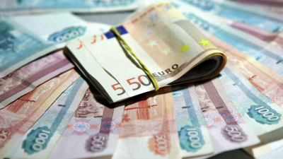 Рубль торгуется в разных направлениях