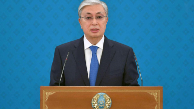 "Каждому из вас нужно стать примером": Токаев поздравил госслужащих и полицейских