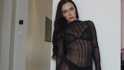 37-летняя экс-солистка Serebro снялась в прозрачном платье и очаровала фанатов