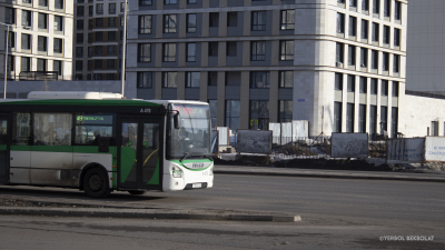Мужчина разбил лобовое стекло столичного автобуса