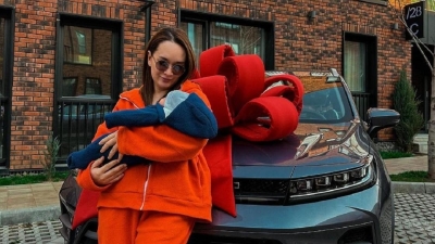 Впервые ставший отцом Али Окапов подарил жене новый автомобиль (фото)