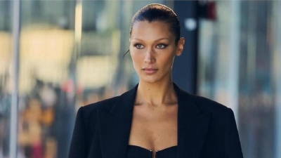 "Настоящая икона": Белла Хадид снялась в латексном платье без нижнего белья