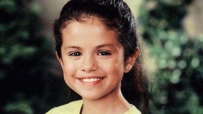 "Продолжай сиять": показавшая детское фото Селена Гомес умилила поклонников