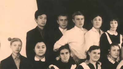 Драка, шампанское на летном поле, стрелка на брюках: одноклассники рассказали, каким был Токаев (видео)