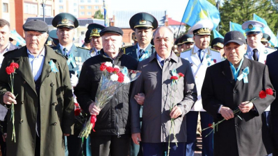 Аким Западно-Казахстанской области поздравил ветеранов с Днем Победы