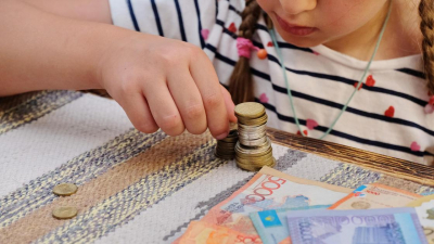 Дети из каких семей могут получать выплаты от государства в Казахстане