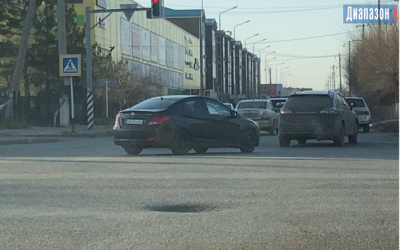 Народный репортер. На перекрестке в центре города яма