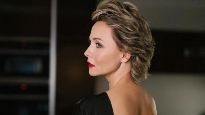 "Невероятно хороша": 50-летняя Дарья Повереннова примерила платье с открытой спиной