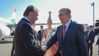 Токаев встретил в аэропорту президента Таджикистана (фото)