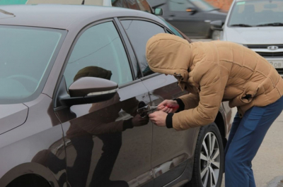 В Кокшетау автомобиль угнали вместе с пассажиром