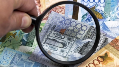 У кого казахстанцы чаще всего берут деньги в долг