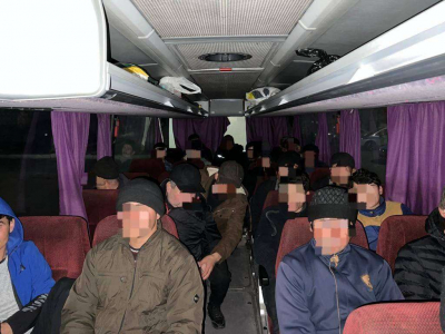 Автобус с 48 иностранцами-нарушителями выявили в Карагандинской области