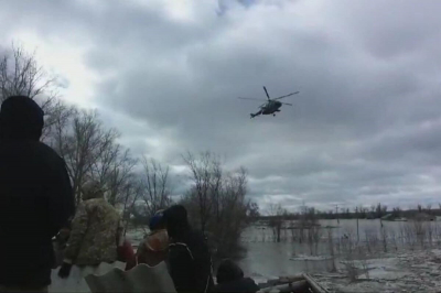 Вертолет снял 15 человек с крыши уходящего под воду сарая в Актюбинской области