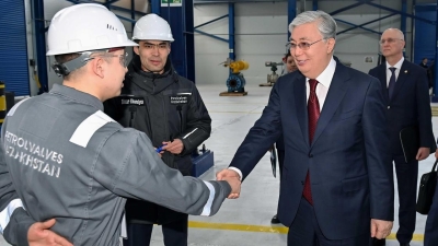 Токаев ознакомился с работой завода PetrolValves Kazakhstan