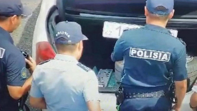 Водитель-&quot;фокусник&quot; из Шымкента менял номера авто прямо в пути
