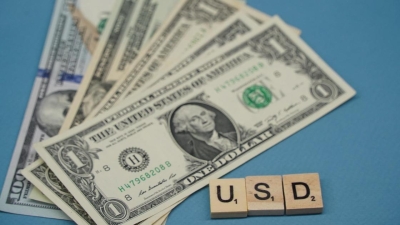 Доллар еще немного подешевел на казахстанской бирже