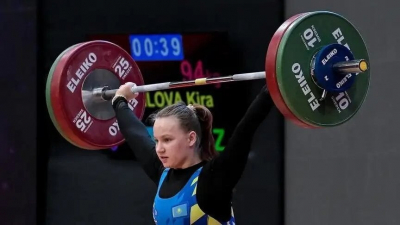 Казахстанка выиграла «золото» на юношеском ЧА по тяжелой атлетике