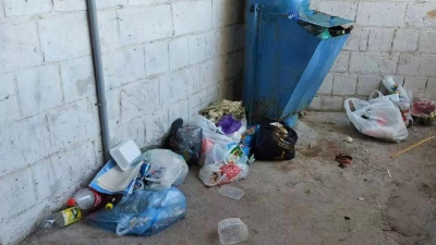 &quot;Кругом вонючие отходы&quot;: микрорайон Актау утопает в грязи из-за массового увольнения сотрудников КСК