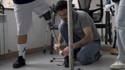 &quot;Мечтаю стать чемпионом&quot;: лишившийся ног мальчик обрел протез