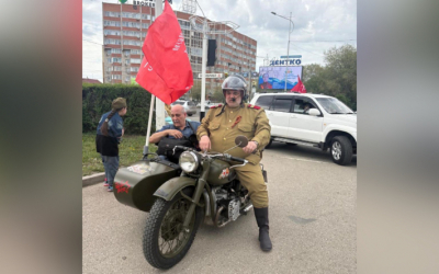 Возле Вечного огня люди сами организовали Бессмертный полк
