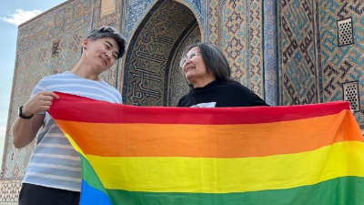 &quot;Радужный&quot; флаг развернули на фоне мавзолея Ходжи Ахмета Яссауи в Туркестане