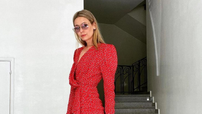 "Ягодка-малинка": Евгения Лоза показала длинные ноги в мини-платье