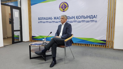 "Дочь не даст соврать": аким Карагандинской области рассказал о семье и родной школе