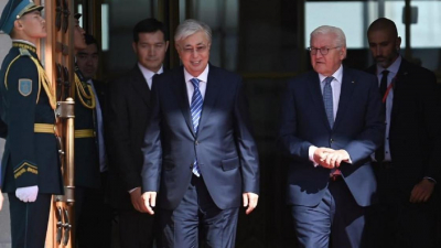 Токаев тепло попрощался с президентом Германии в аэропорту Астаны (фото)