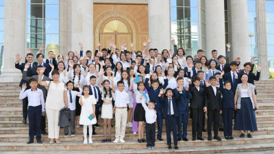 Школьников привели на экскурсию в Акорду, пока Токаев в Алматы (фото)
