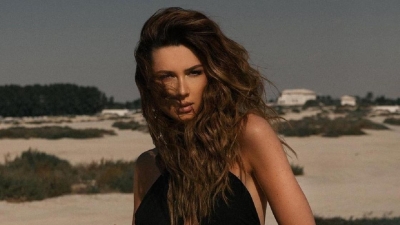 "Смело, но шикарно": Анна Заворотнюк показала фигуру в сексуальном платье с высоким разрезом