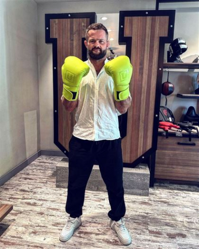 Обидчик казахстанского бойца бросил вызов сопернику Куата Хамитова