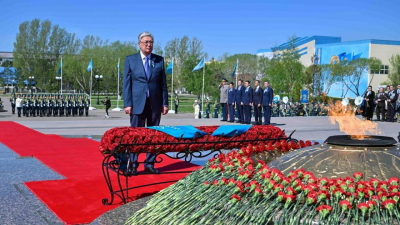 Токаев возложил цветы к памятнику &quot;Отан Ана&quot; и поздравил ветеранов (фото)