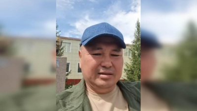 &quot;Жить невозможно&quot;: полчища комаров атаковали депутата во время поездки в ВКО (видео)
