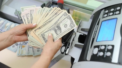 Доллар резко подешевел перед выходными