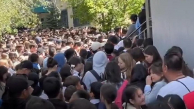 Давку из-за бесплатных донеров сняли на видео в Актобе