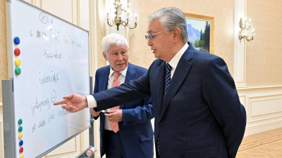 Перевод казахского на латиницу обсудил Токаев с вице-президентом Национальной академии наук