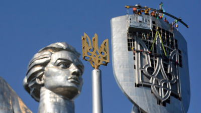 Монумент &quot;Родина-Мать&quot; в Киеве лишился советского герба. Теперь вместо него трезубец – символ независимой Украины