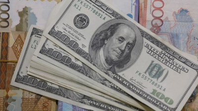 Курс доллара резко упал после выходных