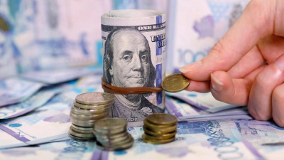 Почти на 3 тенге упал доллар в Казахстане