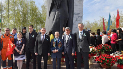 Руководство &quot;АрселорМиттал Темиртау&quot; и ветераны возложили цветы к мемориалам в честь Дня Победы