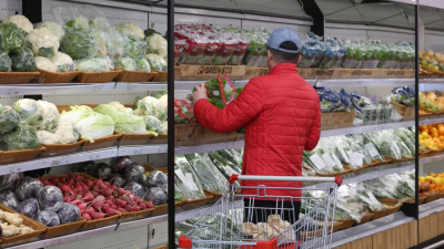 Казахстанцы тратят половину зарплаты на продукты питания