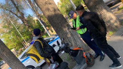Об опасных случаях с мопедами в Алматы рассказали полицейские