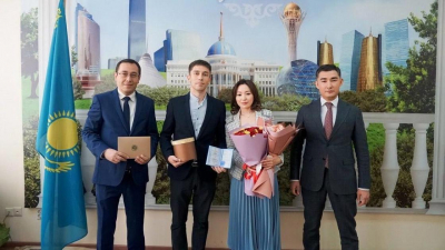 Первых получателей свидетельств о браке и о рождении ребенка поздравили в Госкорпорации