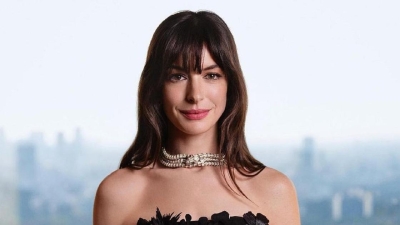 "Она не стареет": 40-летняя Энн Хэтэуэй в мини-платье удивила фанатов