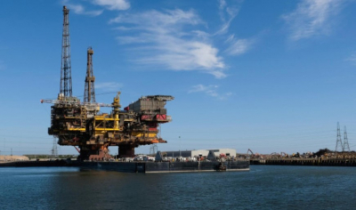 Рынок нефти балансирует между ростом спроса и избыточным предложением